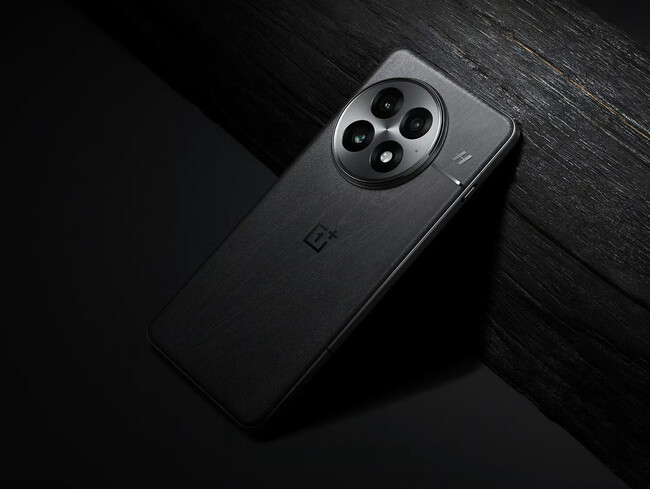 A OnePlus 13 feketében. Forrás: Weibo