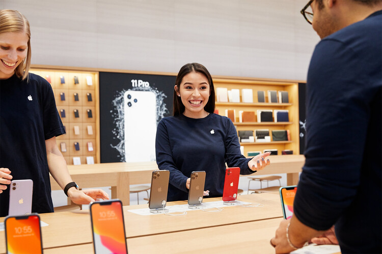 Eladók és vásárlók az Apple 5. sugárúti boltjában New Yorkban 2019-ben